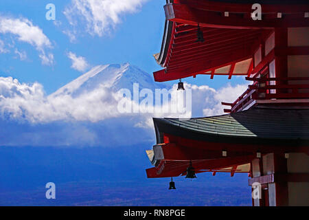 Le Mont Fuji vu de l'Chureito Pagoda au Japon. Banque D'Images