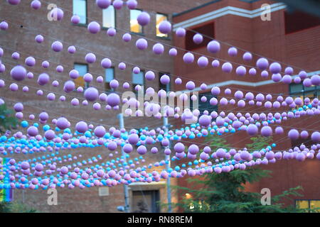 Québec,Canada. Balles arc-en-ciel décorent le Village gai de Montréal le long de la rue Ste-Catherine. Banque D'Images