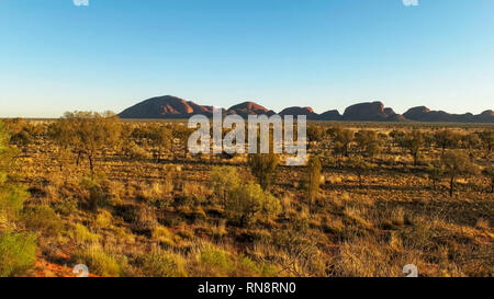 Kata Tjuta dans le territoire du nord australien au lever du soleil Banque D'Images