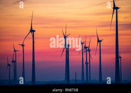 Utgast wind farm, parc d'éoliennes, dans le district de Wittmund, East Frida, Basse-Saxe, Allemagne, coucher du soleil, Banque D'Images