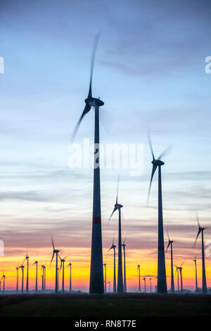 Utgast wind farm, parc d'éoliennes, dans le district de Wittmund, East Frida, Basse-Saxe, Allemagne, coucher du soleil, Banque D'Images