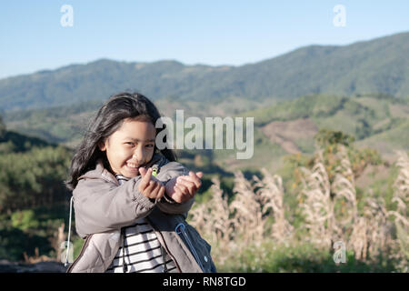 Une petite fille montrant symbole de l'amour qui miniheart symbolique de la Corée. Une fille asiatique l'amour voyages et belles de naturel. Banque D'Images