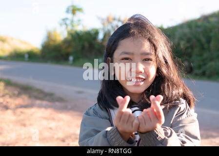 Une petite fille montrant symbole de l'amour qui miniheart symbolique de la Corée. Banque D'Images