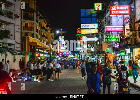 Bangkok, Thaïlande, les touristes et randonneurs se sont rendus à Khao San Road marché nocturne. Khao San Road est un célèbre faible budget hôtels et pensions en zone Banque D'Images