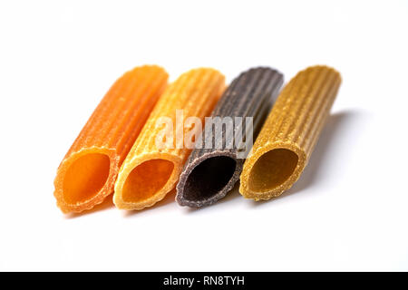 Close up de différents types de matières premières sans gluten non cuit pâtes penne Banque D'Images