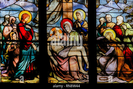 Vitraux dans l'église de Saint Severin, Quartier Latin, Paris, France, représentant Jésus pris à partir de la croix sur les genoux de Maman Marie Banque D'Images