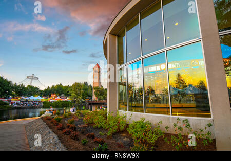 Le Carrousel Looff, tour de l'horloge, Spokane River et le pavillon de l'Expo sur un soir d'été en tant que touristes profiter le cochon dans le Park Festival Banque D'Images