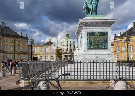 Les touristes visitent la place du Palais d'Amalienborg, la Sculpture de Frederik V à cheval, et Frederik's Church, dans le centre de Copenhague, au Danemark. Banque D'Images