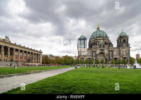 Les touristes et les habitants vous détendre sur le Lustgarten, espaces verts publics situé en face de la cathédrale et l'Altes Museum sur l'île des musées à Berlin Allemagne Banque D'Images