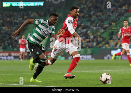 Abdoulayé Diaby du Sporting CP (L) convoite la la balle avec Bruno Viana de SC Braga (R) au cours de la Ligue n° 2018/19 match footballl entre Sporting CP vs SC Braga. (Score final : Sporting CP 3 - 0 SC Braga) Banque D'Images