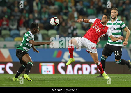 Abdoulayé Diaby du Sporting CP (L) rivalise pour le bal avec João Novais de SC Braga (R) au cours de la Ligue n° 2018/19 match footballl entre Sporting CP vs SC Braga. (Score final : Sporting CP 3 - 0 SC Braga) Banque D'Images