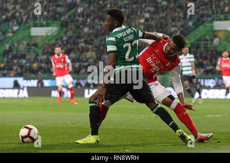 Abdoulayé Diaby du Sporting CP (L) convoite la la balle avec Bruno Viana de SC Braga (R) au cours de la Ligue n° 2018/19 match footballl entre Sporting CP vs SC Braga. (Score final : Sporting CP 3 - 0 SC Braga) Banque D'Images