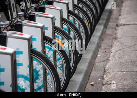 Montréal, Canada - le 7 novembre 2018 : Rangée de roues de bicyclette appartenant au service de vélo Bixi renatl Montréal, sur l'une de leur station de location de voitures, menus Banque D'Images