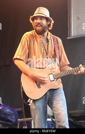 Chanteur et guitariste Dan Lotti est montré sur scène pendant un concert 'live' apparence avec Dangermuffin. Banque D'Images