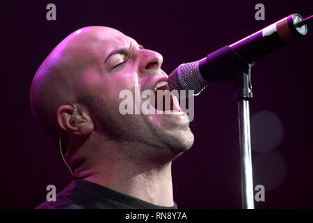 Chris Daughtry finaliste d'American Idol est affiché en face de son propre groupe au cours d'un concert l'apparence. Banque D'Images