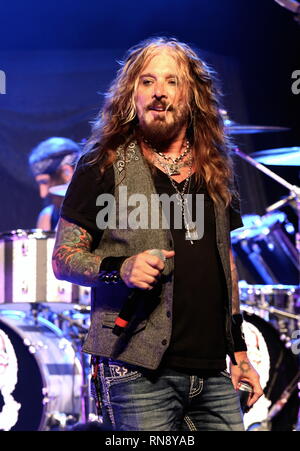 Singer John Corabi est montré sur scène pendant un concert 'live' apparence avec les morts marguerites. Banque D'Images