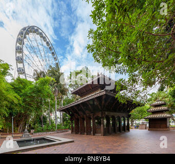 La Pagode de la paix népalais à southbank park et roue panoramique à Brisbane, Australie Banque D'Images