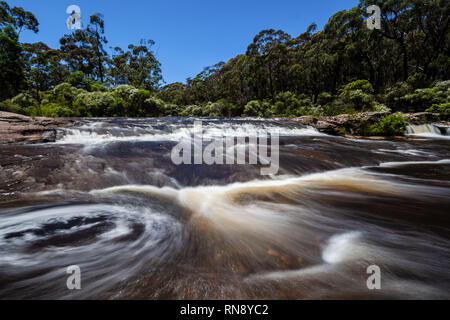 Belle place sur le Carrington Falls dans le Parc National de Budderoo, NSW, Australie Banque D'Images