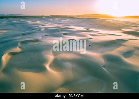 Lever du soleil sur les dunes de sable immaculées avec de belles ombres - aerial landscape Banque D'Images