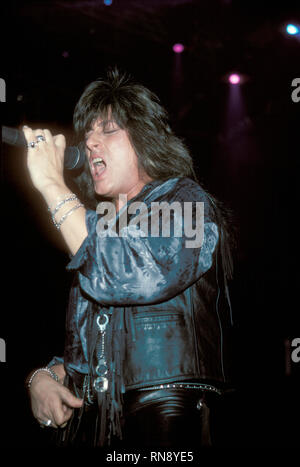 Deep Purple singer Joe Lynn Turner est illustré sur la scène de la scène pendant un concert en direct de l'apparence. Banque D'Images