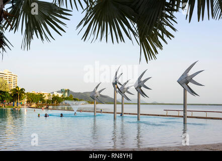 Lagon de Cairns et ses sculptures de poissons sur l'Esplanade, l'extrême nord du Queensland, Australie, Queensland, FNQ Banque D'Images