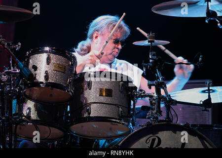 Deep Purple le batteur Ian Paice est montré sur scène pendant un concert en direct de l'apparence. Banque D'Images