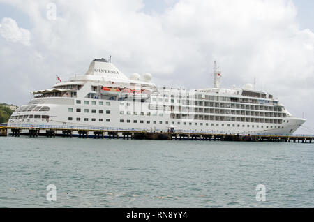 SCARBOROUGH, TRINITÉ-ET-TOBAGO - le 11 janvier 2019 : Le bateau de croisière amarré au vent d'argent le port en eau profonde de Scarborough sur l'île de Tob. Banque D'Images