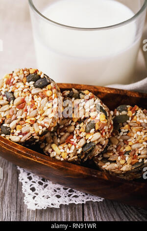 Verre de lait avec des cookies, qui comprend des fruits secs et diverses graines Banque D'Images