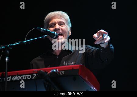 Ancien chanteur et claviériste de Styx, Dennis DeYoung est montré sur scène avec son groupe solo lors d'un concert en direct de l'apparence. Banque D'Images