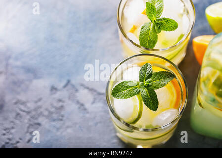 L'eau avec un citron et un tilleul en verres transparents sur une table avec l'espace de copie Banque D'Images