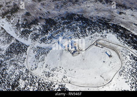 Haut spectaculaire vue aérienne du mont Brocken, le plus haut sommet de la chaîne de montagnes du Harz. Le plateau sommital en hiver. La Saxe-Anhalt, Allemagne. Banque D'Images