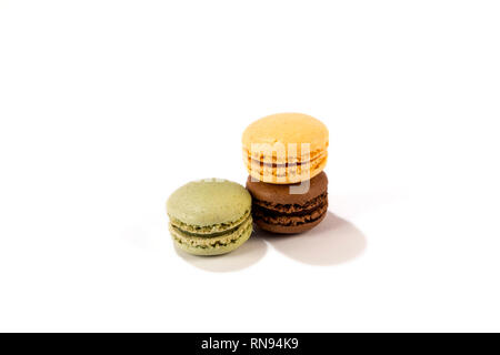 Délicieux macarons assortis isolé sur fond blanc - viennoiseries. Banque D'Images