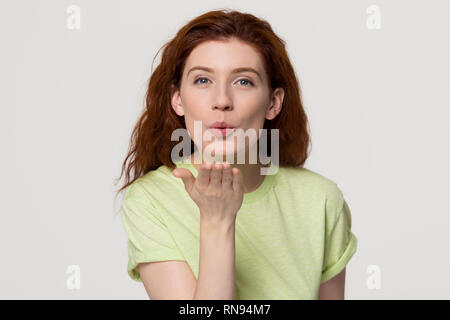 Belle femme rousse à la caméra à l'air d'envoi kiss Banque D'Images