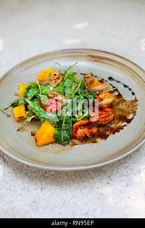 Salade de fruits de mer délicieux avec les légumes et les crevettes sur la table. Vue d'en haut Banque D'Images