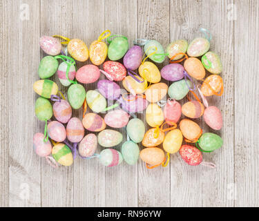 Joyeuses Pâques oeufs mousse colorés sur un fond de bois. Banque D'Images