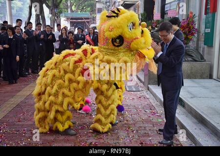 CANTON, CHINE - circa 2019 Février : Groupe d'artistes d'art martiaux donner une performance de danse du lion pour porter chance et fortune à la nouvelle banque. Banque D'Images