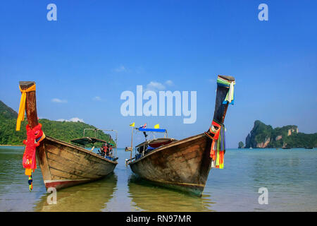 Bateaux Longtail ancrés à Ao Loh Dalum Beach sur l'île de Phi Phi Don, province de Krabi, Thaïlande. Koh Phi Phi Don fait partie d'un parc national marin. Banque D'Images