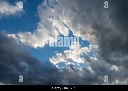 Vue d'un irhgt Mixutre de b ?et les nuages sombres de la fermeture d'un bout de ciel bleu Banque D'Images