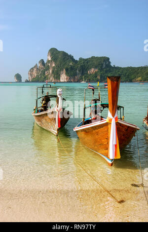 Bateaux Longtail ancrés à Ao Loh Dalum Beach sur l'île de Phi Phi Don, province de Krabi, Thaïlande. Koh Phi Phi Don fait partie d'un parc national marin. Banque D'Images