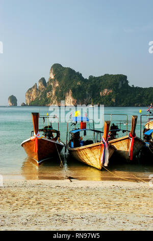 Bateaux Longtail ancrés à Ao Loh Dalum Beach sur l'île de Phi Phi Don, province de Krabi, Thaïlande. Koh Phi Phi Don fait partie d'un parc national marin. Banque D'Images