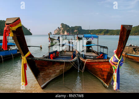 Bateaux Longtail ancrés à Ao Loh Dalum Beach sur l'île de Phi Phi Don, province de Krabi, Thaïlande. Koh Phi Phi Don fait partie d'un parc national marin. Banque D'Images