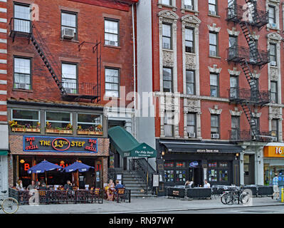 NEW YORK - Juin 2012 : La région de l'East Village de Manhattan sur la 2e Avenue, préserve les vieux bâtiments art déco avec des dessins et couleur A Banque D'Images