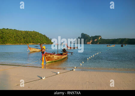 Bateaux Longtail ancrés à Ao Loh Dalum Beach sur l'île de Phi Phi Don, province de Krabi, Thaïlande. Koh Phi Phi Don fait partie d'un parc national marin. Banque D'Images