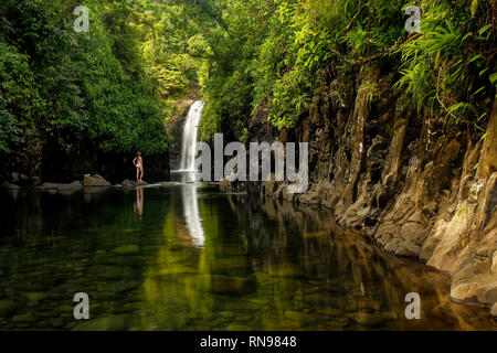 Wainibau Chute d'eau à la fin de Lavena promenade côtière sur l'île de Taveuni (Fidji). Taveuni est la troisième plus grande île des Fidji. Banque D'Images