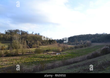 Vue d'Austin Lodge valley et Magpie bas de près de Romney Street, Kent, en février 2019 sur une chaude journée étrangement. On soupçonne le changement climatique Banque D'Images