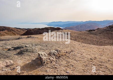 Magnifique vue panoramique vue paysage sur le littoral de la mer Rouge, Egypte, Sinaï, de la montagne ou Har Cfachot à Eilat, Israël Banque D'Images