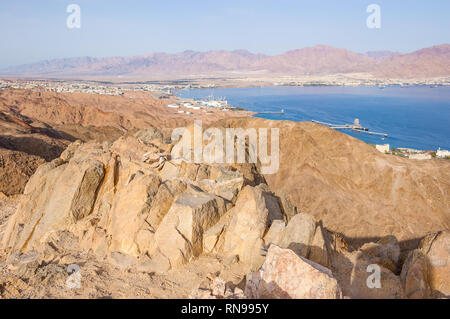 Vue panoramique exceptionnelle sur la ville d'Eilat et la mer Rouge, la Jordanie de la montagne ou Har Cfachot à Eilat, Israël Banque D'Images