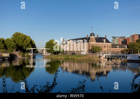 Vue sur le canal avec le mélange d'éléments tels que des maisons flottantes et un pont sur le canal en début de l'automne sur une journée ensoleillée avec ciel bleu Banque D'Images