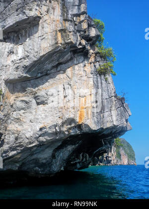 Falaises de calcaire de l'île de Phi Phi Leh, province de Krabi, Thaïlande. Koh Phi Phi Leh fait partie de Mu Ko Phi Phi Parc National. Banque D'Images