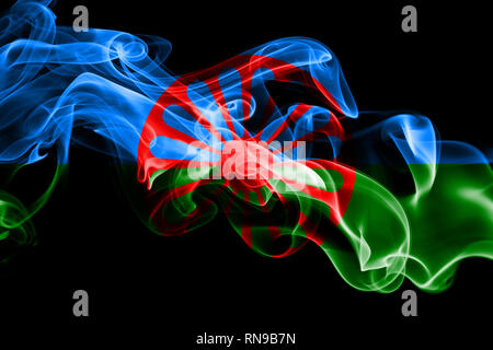Drapeau national de Gypsy fabriqués à partir de la fumée de couleur isolé sur fond noir. Résumé Contexte vague soyeuse Banque D'Images
